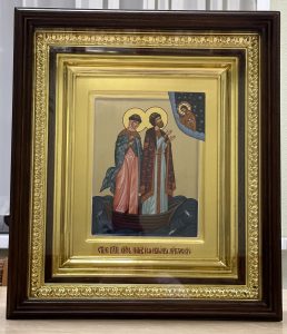 Икона «Петр и Феврония» в резном киоте Калининец
